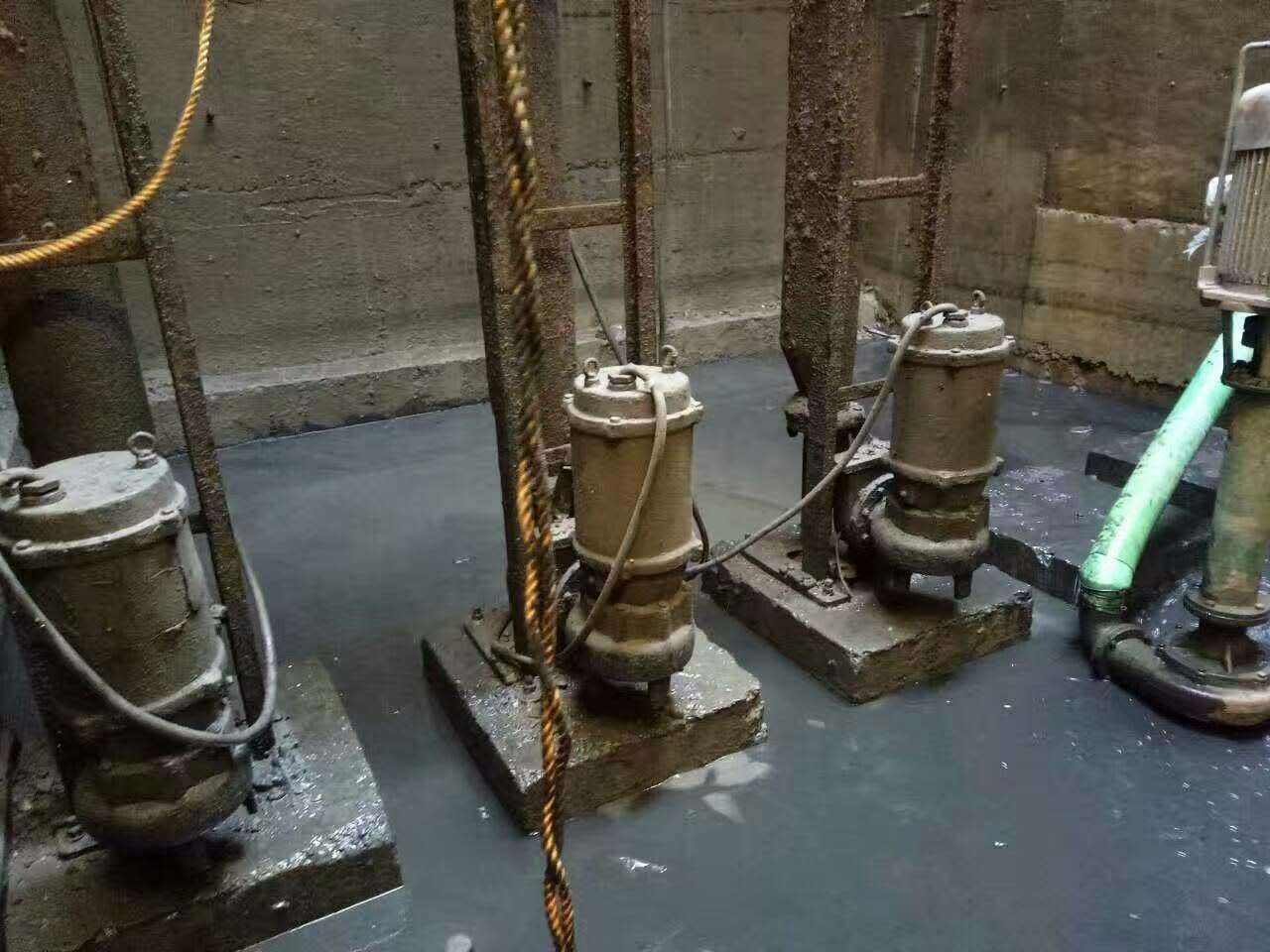 凤山污水池清理