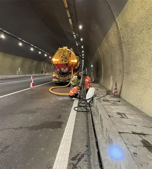 凤山隧道排水渠清淤